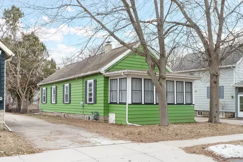 1230 Bay Shr, Oshkosh, WI 54901