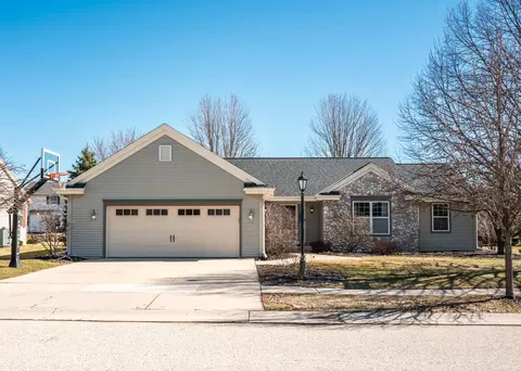 1227 Oriole, Oconomowoc, WI 53066