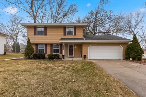 8044 W Beacon Hl, Franklin, WI 53132