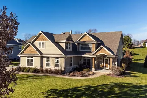 739 Stepping Stone, Pewaukee, WI 53072