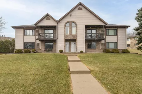 1343 Meadowcreek #D, Pewaukee, WI 53072