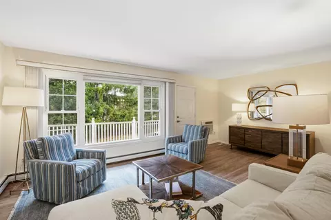 524 Laurel Lk #6, Thiensville, WI 53092
