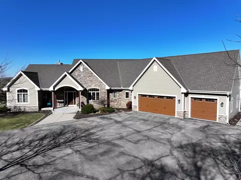 4722 W Oakwood, Franklin, WI 53132