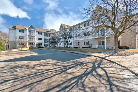 715 Canterberry #105, West Bend, WI 53090