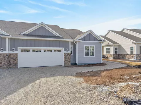 845 Stirling UNIT 46, Oconomowoc, WI 53066