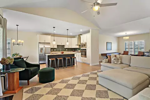 520 N Stone Rdg, Lake Geneva, WI 53147