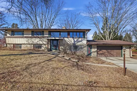 255 Hilldale, Hartford, WI 53027