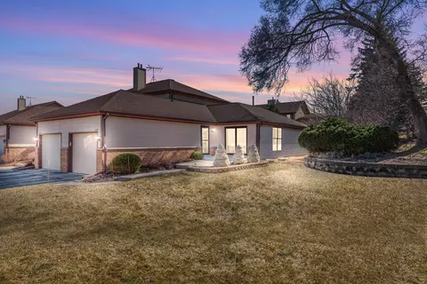 8827 W W Knl, Franklin, WI 53132