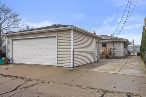 1625 Monroe, South Milwaukee, WI 53172