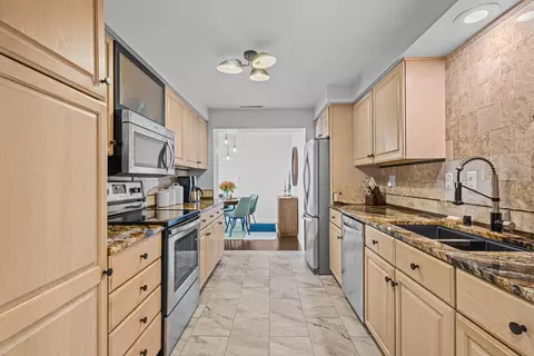 2525 S S Shr #14C, Milwaukee, WI 53207