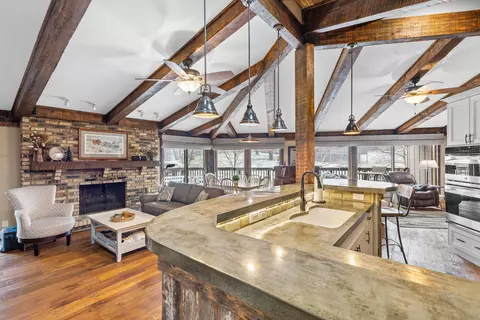 890 Windsor #4, Fontana, WI 53125
