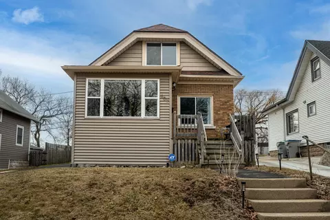 607 S Oak Park, Milwaukee, WI 53214