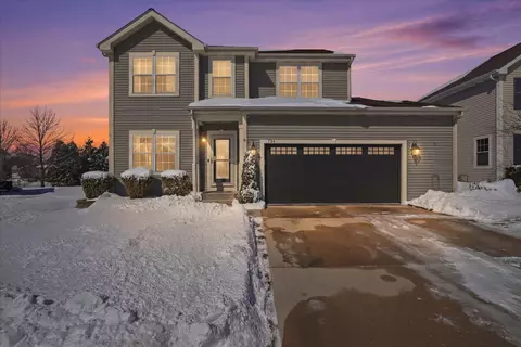 734 Creekwood, West Bend, WI 53095