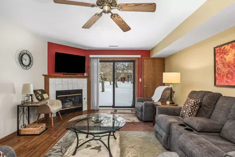 358 Park Hl #B, Pewaukee, WI 53072