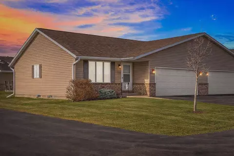 1009 Whispering Winds, Onalaska, WI 54650