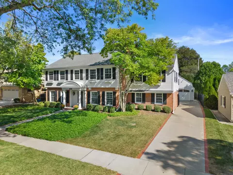 5050 N N Lk, Whitefish Bay, WI 53217