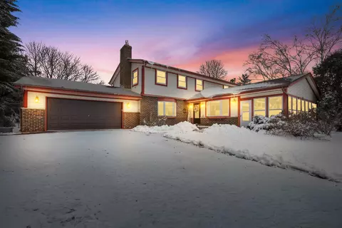 4292 Pleasant Holw, Jackson, WI 53037