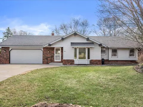 680 Forest Grv, Brookfield, WI 53005