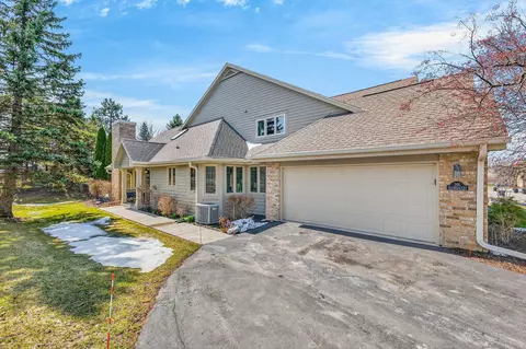 n21w24327 Cumberland #36K, Pewaukee, WI 53072