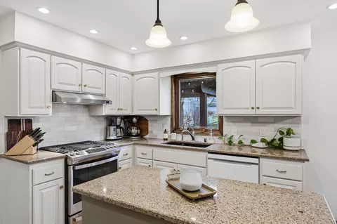 4390 S Longview, New Berlin, WI 53151