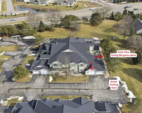 w240n2500 E Parkway Mdw #4, Pewaukee, WI 53072