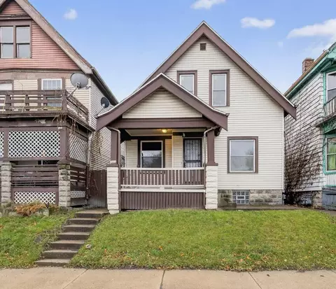 3615 W W Ctr, Milwaukee, WI 53210