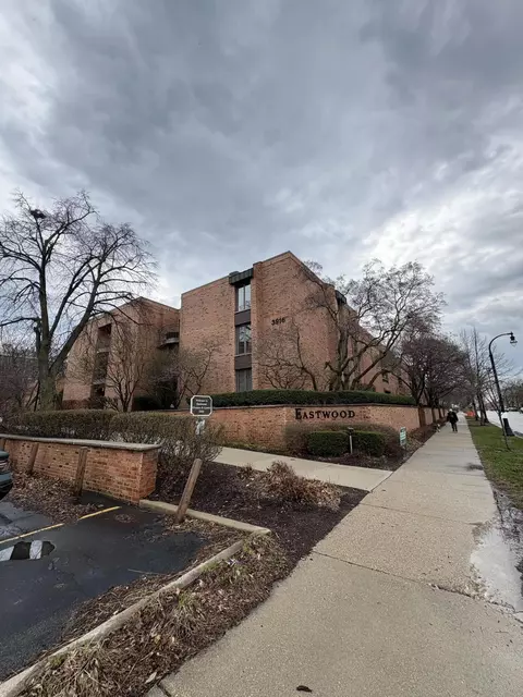 3916 N Oakland #224, Shorewood, WI 53211