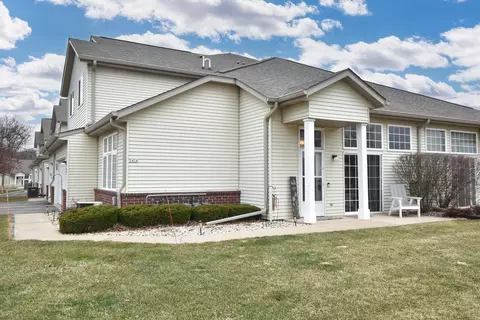 2424 Fox Riv #F, Waukesha, WI 53189