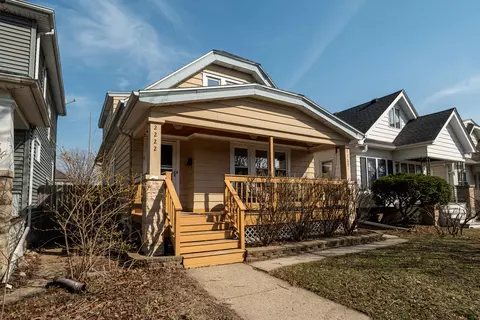 2222 S 72nd, West Allis, WI 53219