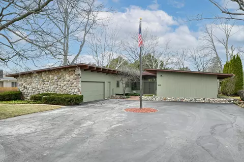 8925 N Maitland, Bayside, WI 53217