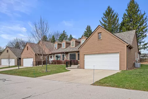 3827 S Oakbrook, Greenfield, WI 53228