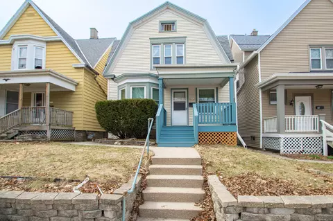 2715 N Oakland, Milwaukee, WI 53211