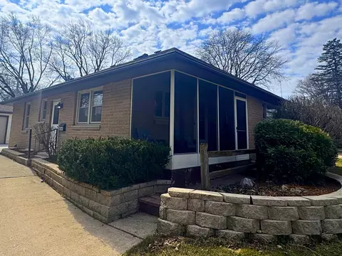 733 N Glenn, Waukesha, WI 53188