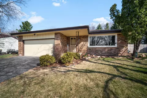 1230 Fox Pt, Waukesha, WI 53189