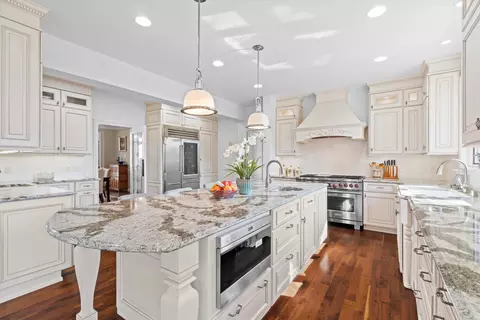 Kitchen - 130 Lamplighter, Wind Point, WI 53402 photo 6 of 8