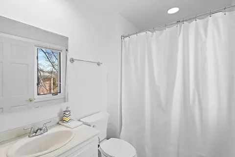 Bath - 130 Lamplighter, Wind Point, WI 53402 photo 4 of 7