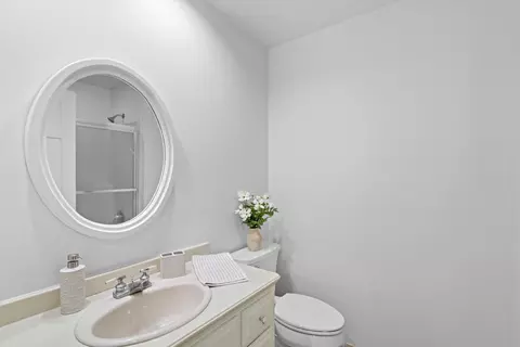 Bath - 130 Lamplighter, Wind Point, WI 53402 photo 6 of 7