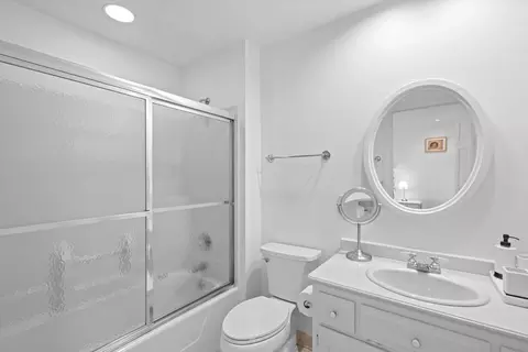 Bath - 130 Lamplighter, Wind Point, WI 53402 photo 5 of 7