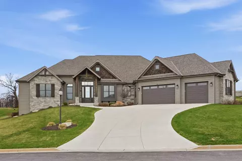 1636 Upland, Hartland, WI 53029