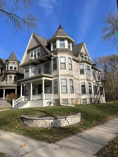 2704 N Hackett, Milwaukee, WI 53211