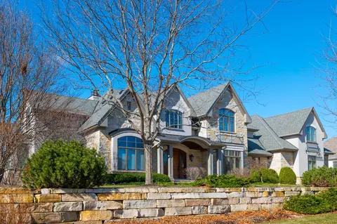 1264 Mary Hl, Hartland, WI 53029
