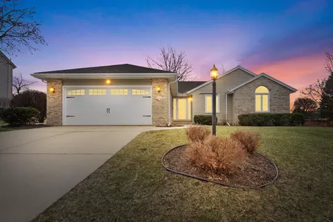 2508 Fox Riv, Waukesha, WI 53189