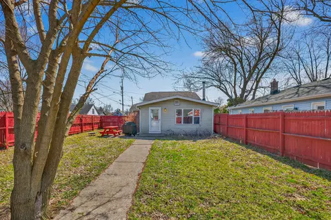 313 W Roberta, Waukesha, WI 53186
