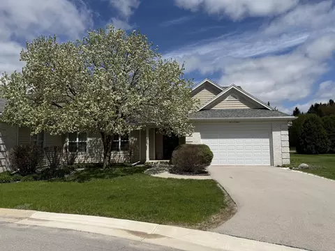 w233n3088 Oakmont #B, Pewaukee, WI 53072