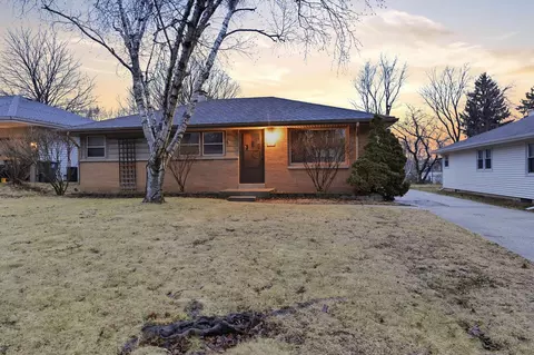 11016 W W Wls, Wauwatosa, WI 53226