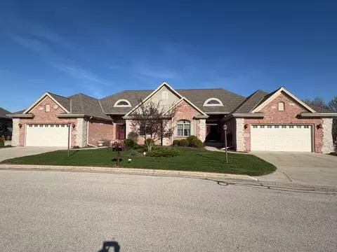 6837 W Greyhawk, Franklin, WI 53132