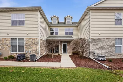 n16w26521 Meadowgrass #G, Pewaukee, WI 53072