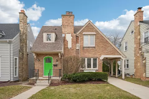 5671 N Bay Rdg, Whitefish Bay, WI 53217