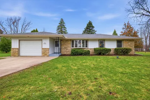 n64w15472 Sunny Dl, Menomonee Falls, WI 53051