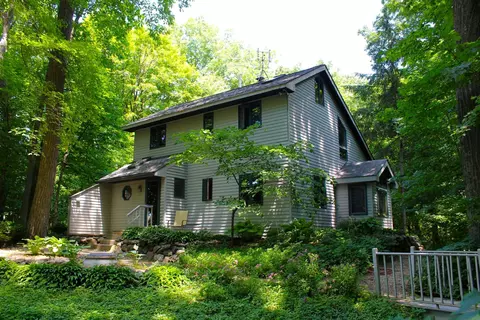 9561 Maple Tree, Farmington, WI 53040